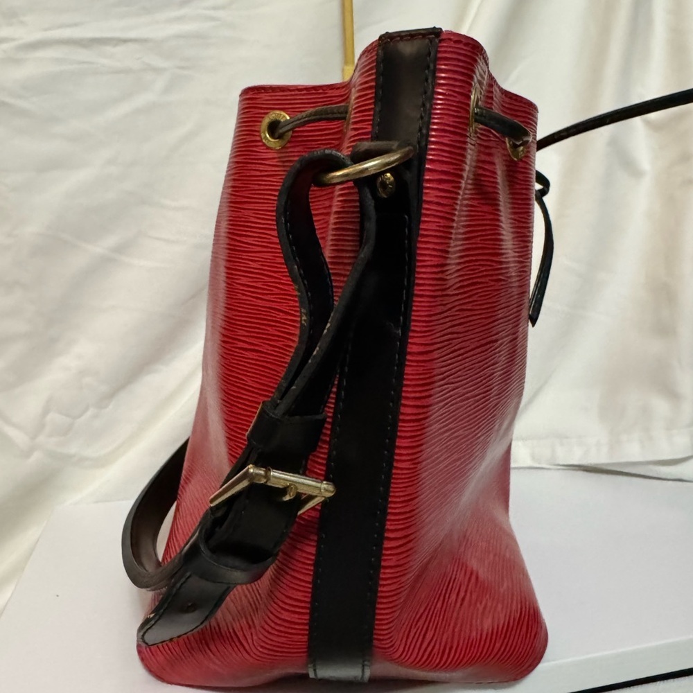 LOUIS VUITTON Epi Petit Noe Shoulder Bag - Picture 4 of 13